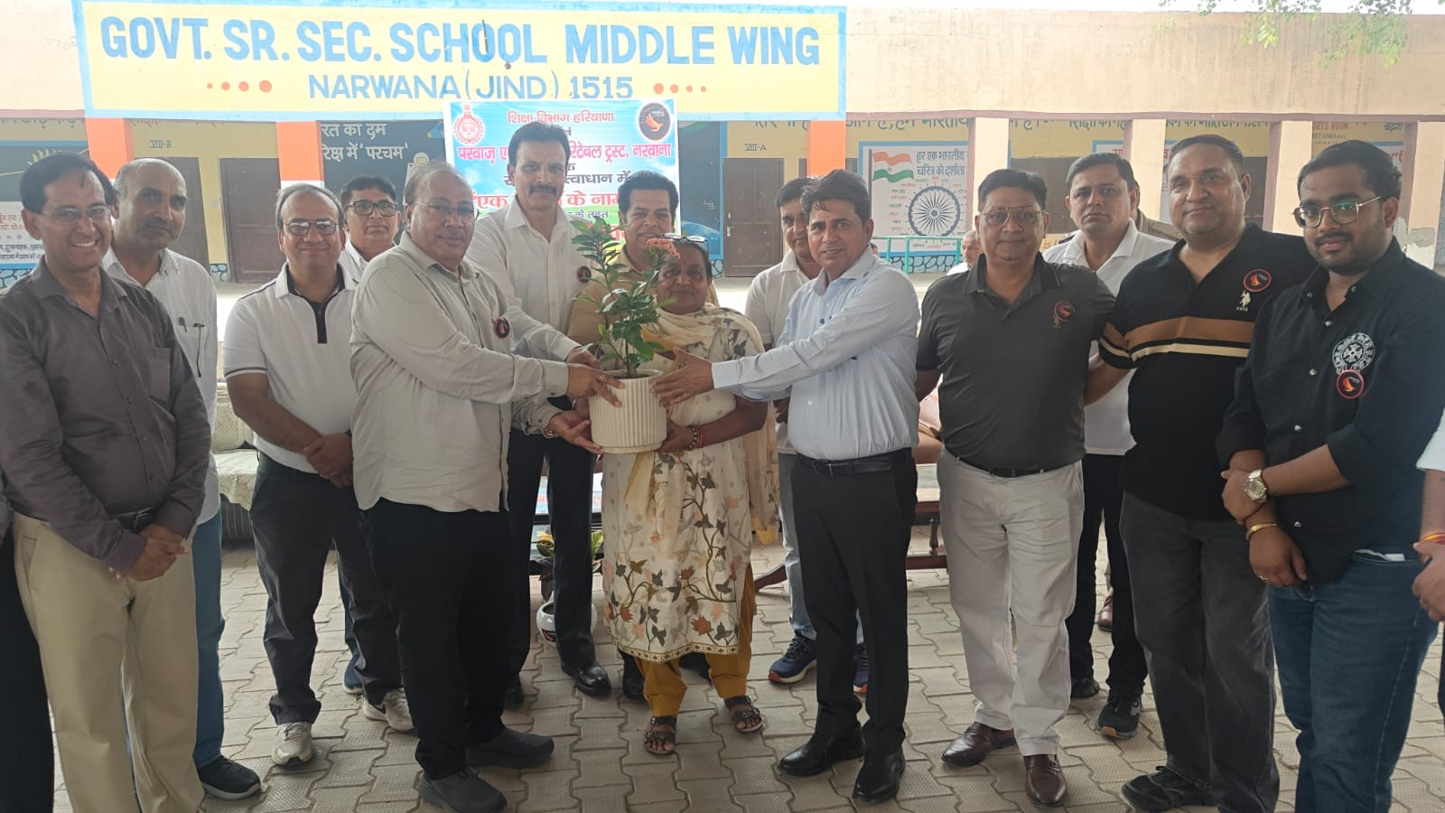 नरवाना : मुख्यातिथि जगदीश चन्द्र एसडीएम नरवाना व जगदीप ढांडा चेयरमैन परवाज़ एक उड़ान खंड शिक्षा अधिकारी संतोष कुमारी को पौधा भेंट करते हुए आयोजक नरवाना : मुख्यातिथि जगदीश चन्द्र एसडीएम नरवाना व जगदीप ढांडा चेयरमैन परवाज़ एक उड़ान खंड शिक्षा अधिकारी संतोष कुमारी को पौधा भेंट करते हुए आयोजक