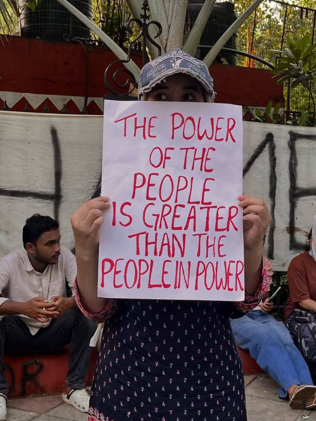 स्कूली पाठ्यपुस्तकों में किए गए बदलावों को लेकर देशभर में भारी विवाद खड़ा हो गया स्कूली पाठ्यपुस्तकों में किए गए बदलावों को लेकर देशभर में भारी विवाद खड़ा हो गया