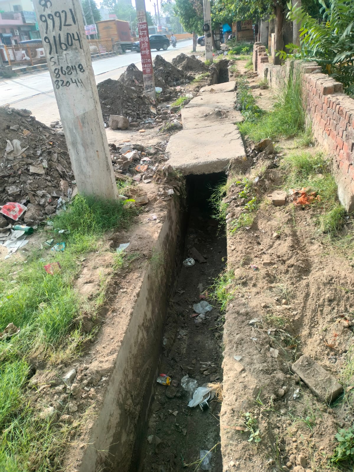 अस्पताल के सामने ही कीचड़ और कचरे का ढेर छोड़ दिया। तेज धूप के कारण फैल रही बदबू से मरीज और स्थानीय व्यापारी परेशान हैं। अस्पताल के सामने ही कीचड़ और कचरे का ढेर छोड़ दिया। तेज धूप के कारण फैल रही बदबू से मरीज और स्थानीय व्यापारी परेशान हैं।